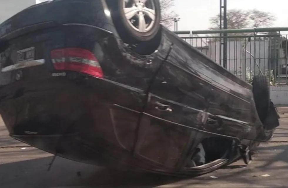 El vehículo quedó con el techo sobre el asfalto, en un vuelco terrible. La conductora se encuentra en buen estado.