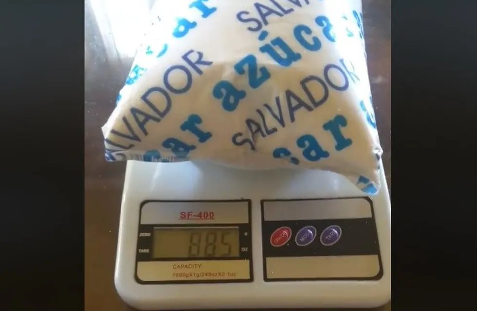 El paquete de azúcar que sólo pesa 885 grs., y no 1 kg como está escrito en el envoltorio.