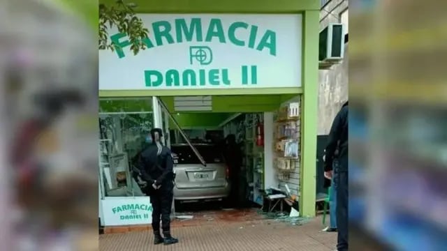 San Vicente: perdió el control de su auto y chocó contra una farmacia