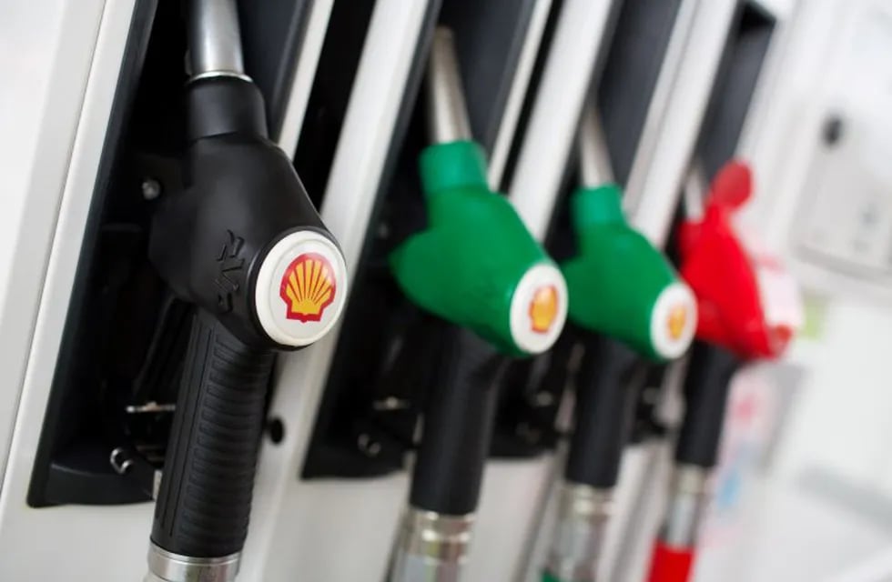 Shell le siguió los pasos a Axión y sube los precios de sus combustibles. (BLOOMBERG)