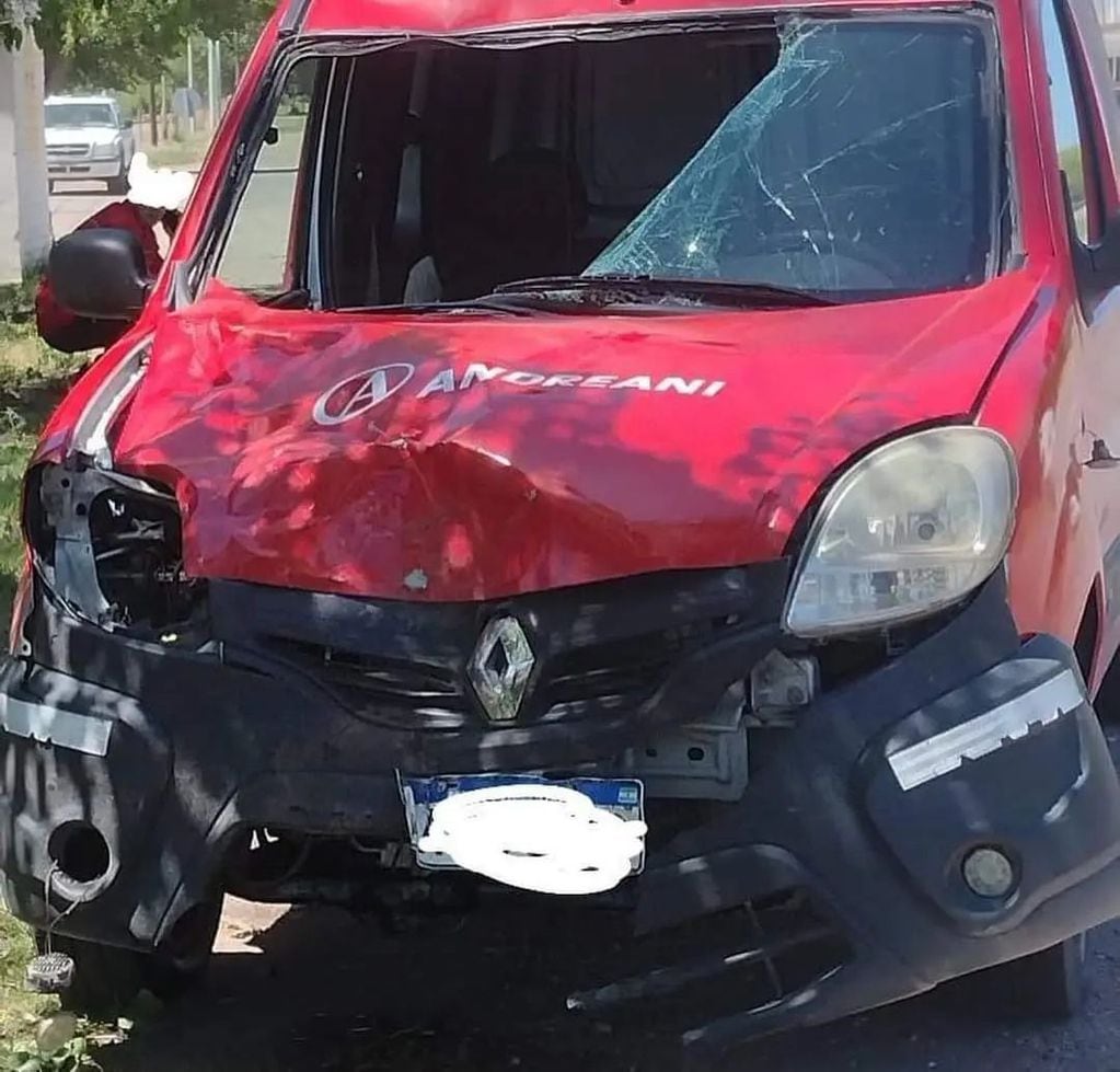 Así quedó la Renault Kangoo de Andreani tras el choque.