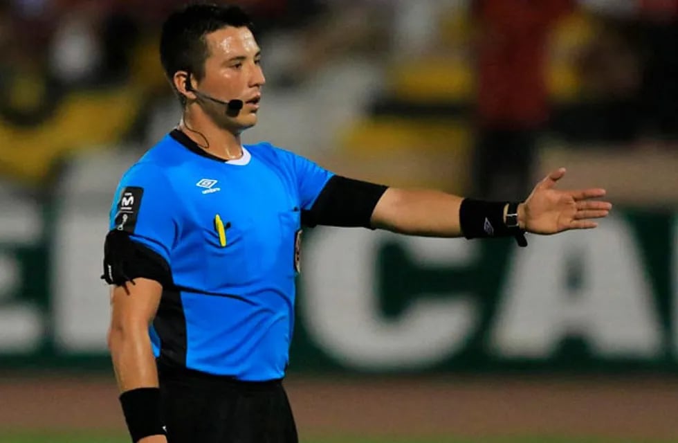 El peruano Kevin Ortega será el árbitro en Talleres-Emelec.