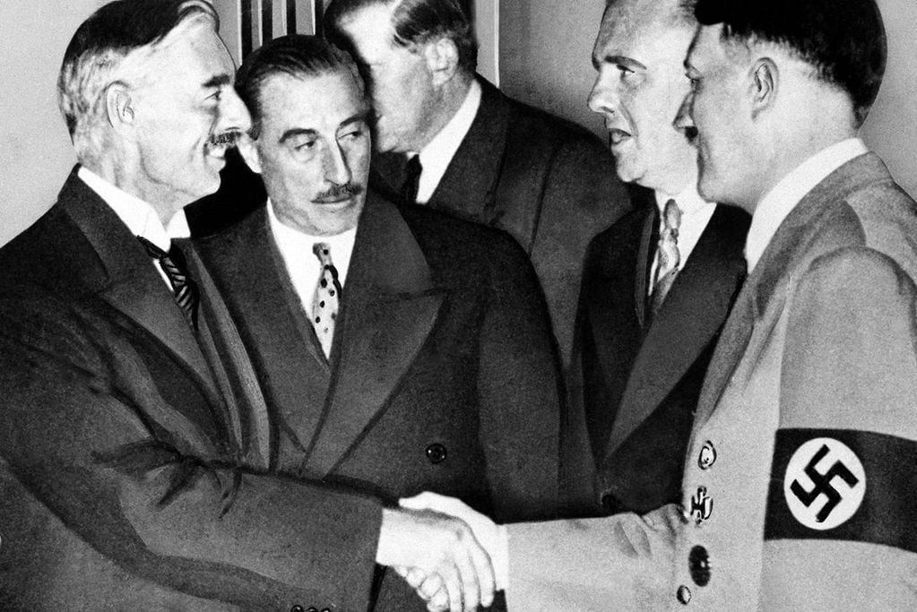 Arthur Neville Chamberlain y Adolf Hitler (La Voz/Archivo)