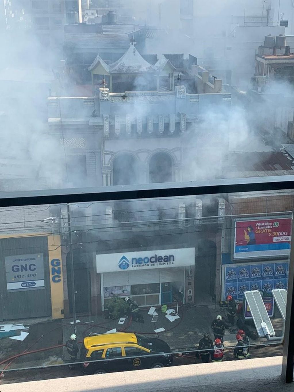 Voraz incendio en un comercio ubicado en avenida San Juan al 3700, en el barrio porteño de Boedo. (Vía País)