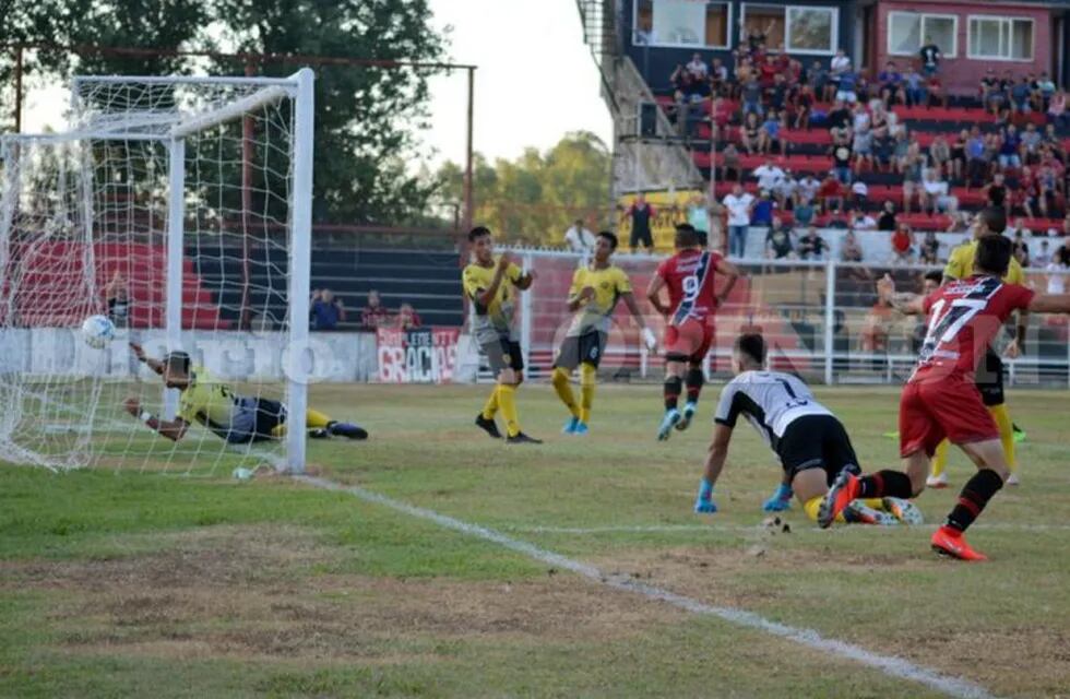 Crucero del Norte sufre el primer gol de Douglas Haig. Su verdugo fue, en un rebote, el paraguayo Alcidees Moreira. (La Opinión de Pergamino)