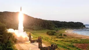 Demostraciones de fuerza. Tras el anuncio de Corea del Norte de un ensayo exitoso de una bomba de hidrógeno. Seúl probó ayer misiles. (AP)
