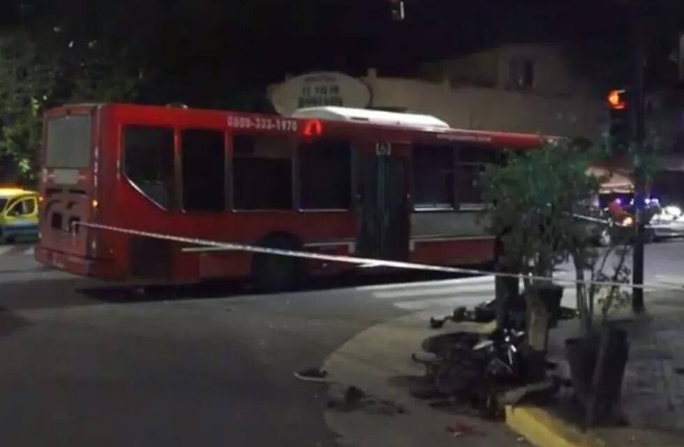 Choque fatal entre un colectivo y una moto en el barrio porteño de Floresta.