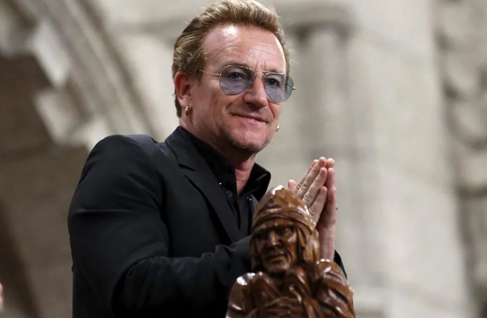 U2 lead singer Bono gestures while being recognized in the House of Commons on Parliament Hill in Ottawa, Canada in this June 15, 2015 file photo. Irish rock band U2 set early December dates for concerts in Paris on November 23, 2015, after cancelling two earlier performances following the attacks by Islamic State militants that took 130 lives.     REUTERS/Chris Wattie/Files canada bono grupo banda udos u2 en el parlamento musica musico musicos cantante camara de los Comunes