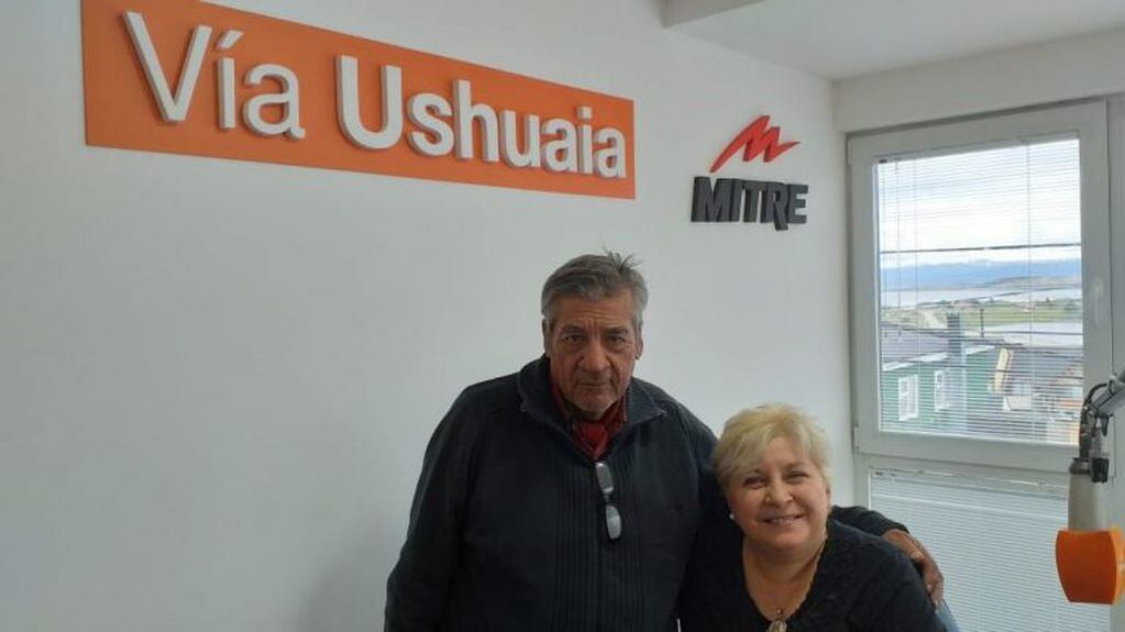 Pte. de la Comunidad Selk'nam, Rubén Maldonado junto a Lic. María del Valle Zúñiga en Vía Ushuaia Radio