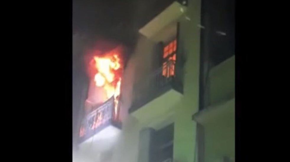 Fuerte incendio en un hotel en Lavalle al 900: murió la encargada.