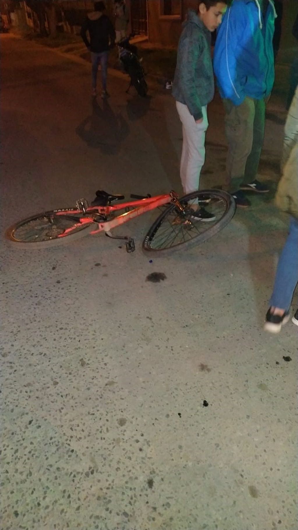 Colisión entre una motocicleta y una bicicleta: tres jóvenes sufrieron heridas , Alta Gracia.