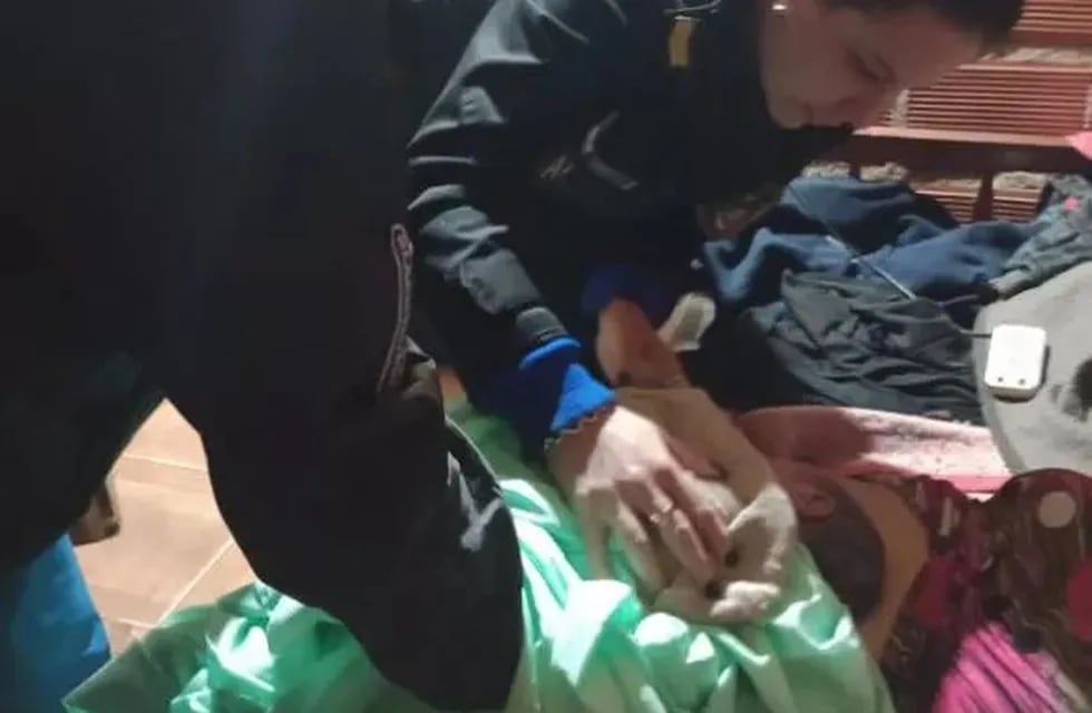 Posadas: policías ayudaron a una mujer a dar a luz en su casa.