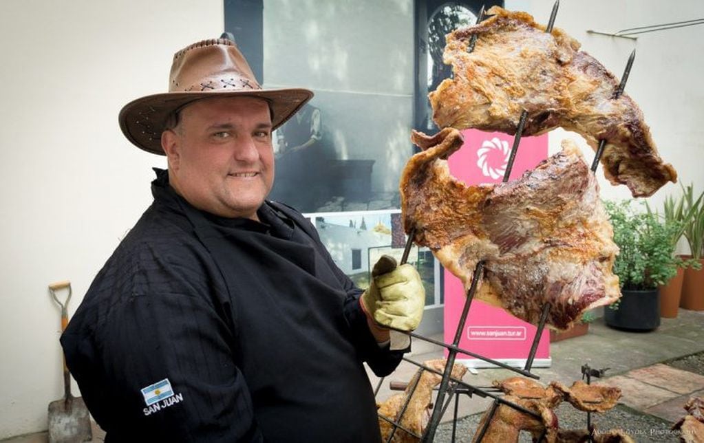 Barón es un especialista de un clásico sanjuanino, la punta de espalda a las llamas. Incluso llegó a estar en varias ediciones de Cocineros Argentinos.