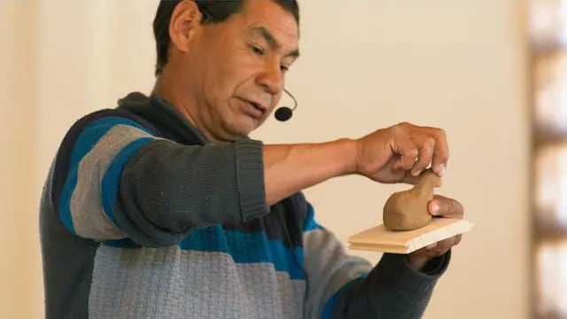 Rolando Velásquez mantiene viva la tradición de la cerámica en Cachi