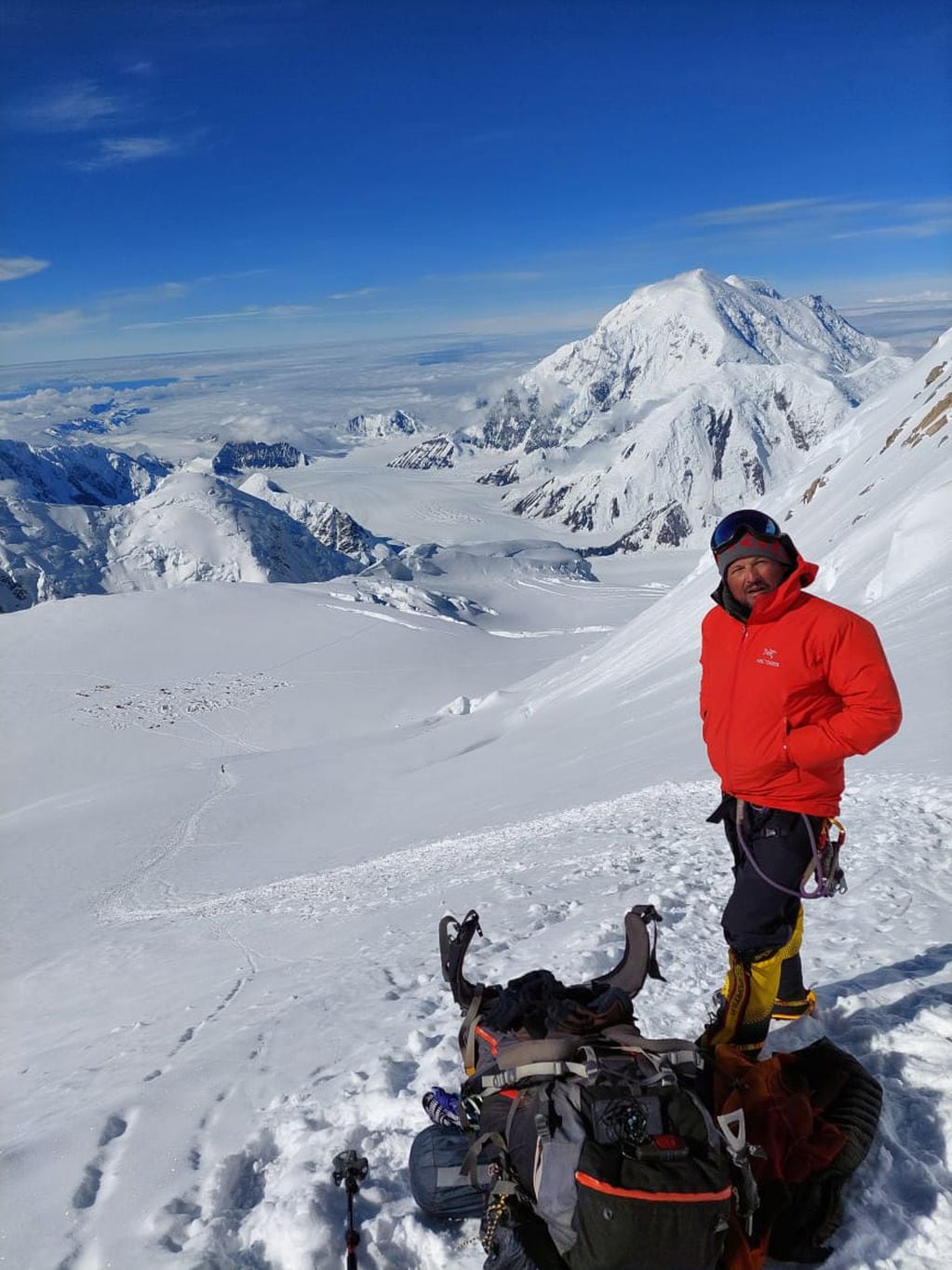 Hace poco más de 10 años sufrió un infarto masivo y un ACV en Nepal. Se recuperó, retomó sus aventuras y en las últimas horas partió con la meta de hacer su meta 45 en el Aconcagua. Foto: Los Andes.