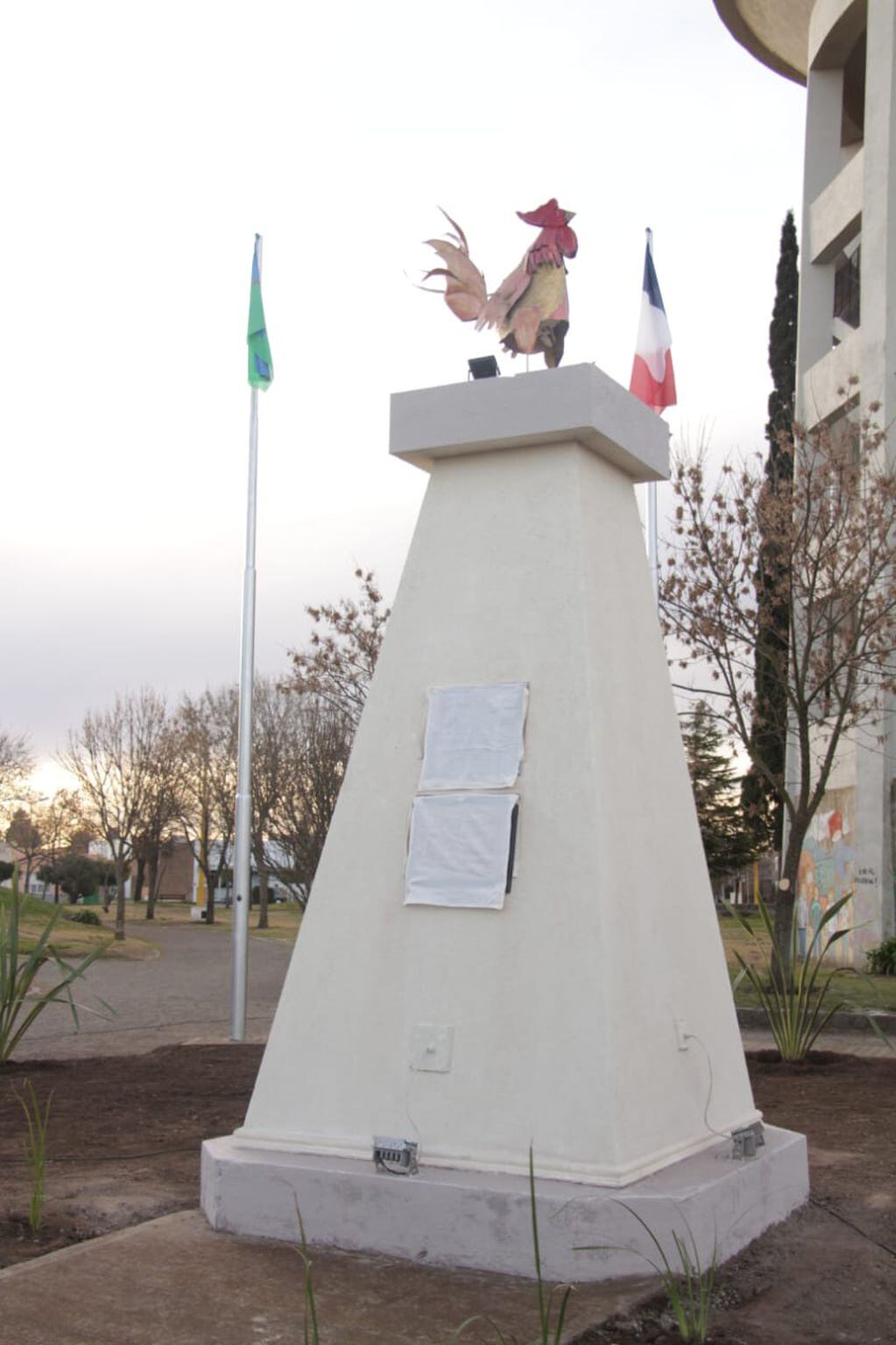 Inauguración monumento al Gallo Galo en la Plaza Francia, Tres Arroyos