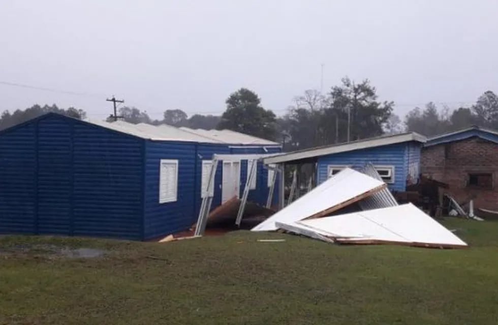El temporal desprendió el techo de una escuela en Irigoyen