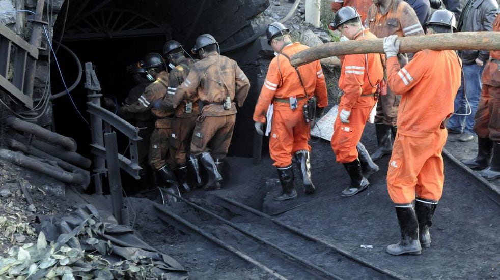 Hay 22 mineros atrapados en China.