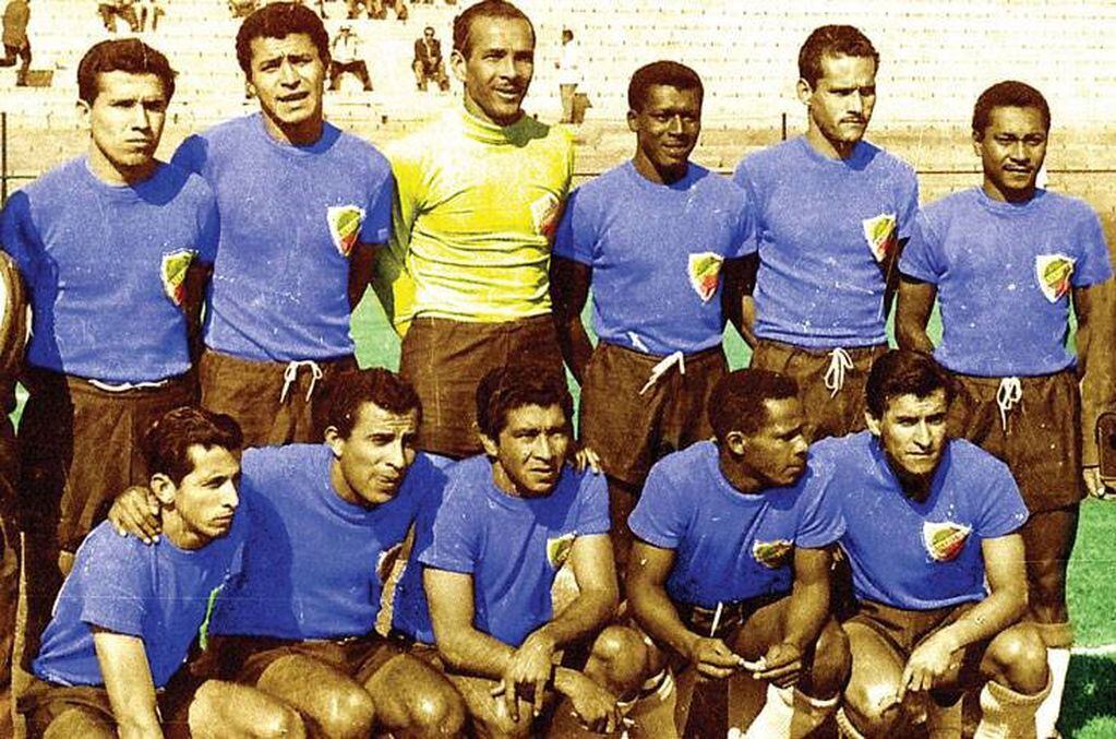 Colombia, vestido de azul, hizo su debut en 1962. Arrancó contra Uruguay, con una digna derrota. Contra la Unión Soviética perdía 3-0 a los 12 minutos. Descontó y se le animó. En el entretiempo, el técnico argentino Adolfo Pedernera les preguntó si sabían cantar. Ante la respuesta afirmativa de sus dirigidos, comenzó a entonar el himno. Empataron 4-4.