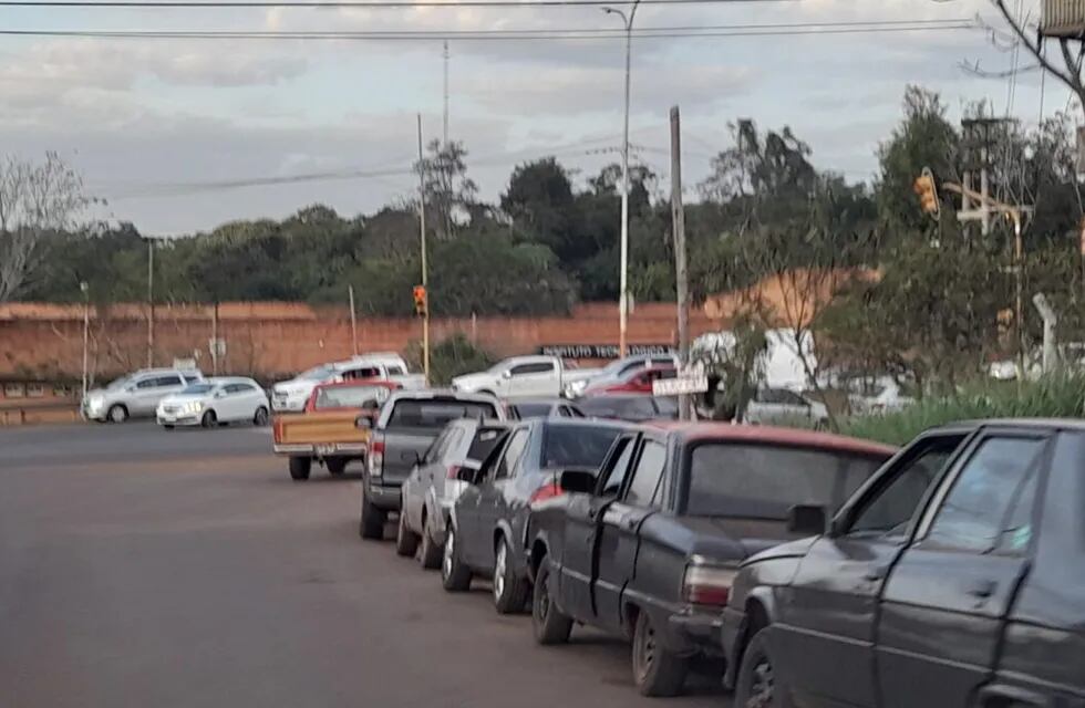 Largas filas para cargar combustible en Puerto Iguazú.