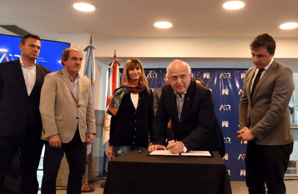 Firmaron los contratos para las obras del Aeropuerto de Rosario