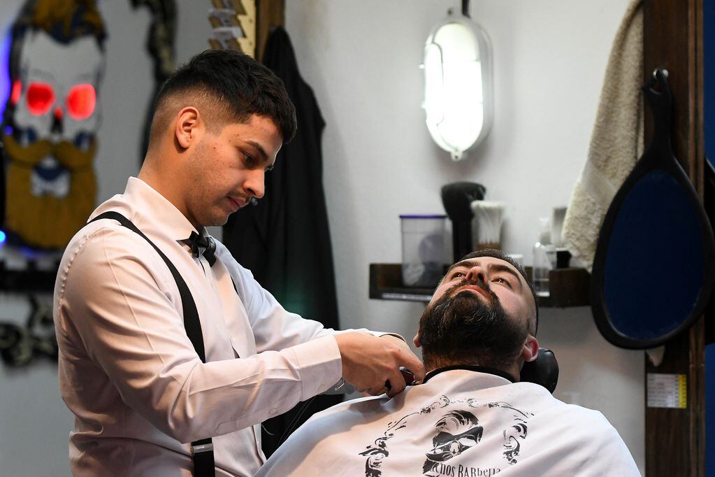 Últimamente, las barberías: se han convertido en los nuevos reductos de hombres. La capacidad del barbero, deja impresionados a los clientes.
