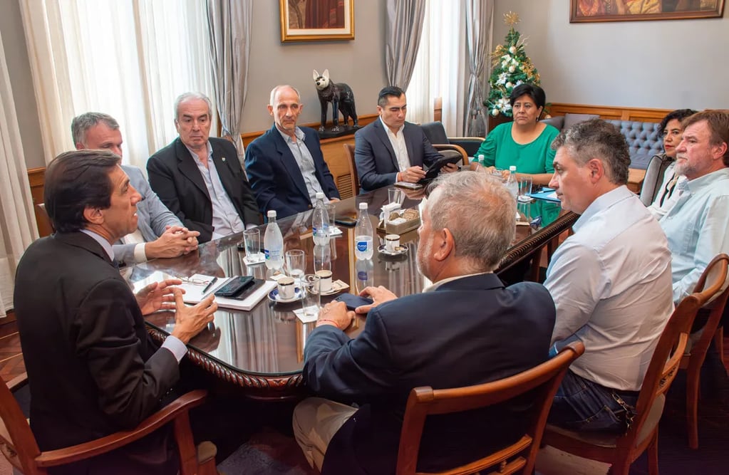 Industriales azucareros y productores cañeros reunidos con el gobernador Sadir para la búsqueda de alternativas ante las reformas que plantea Nación.