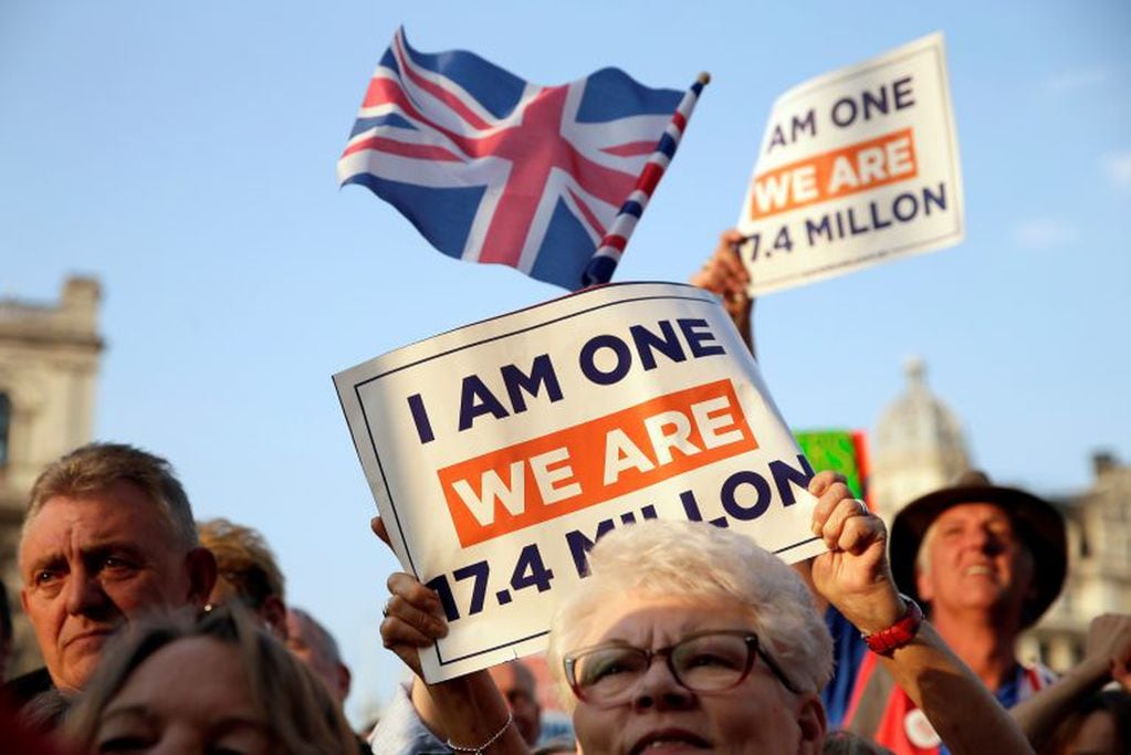 Manifestantes pro-Brexit (Foto: Tim Ireland/AP)