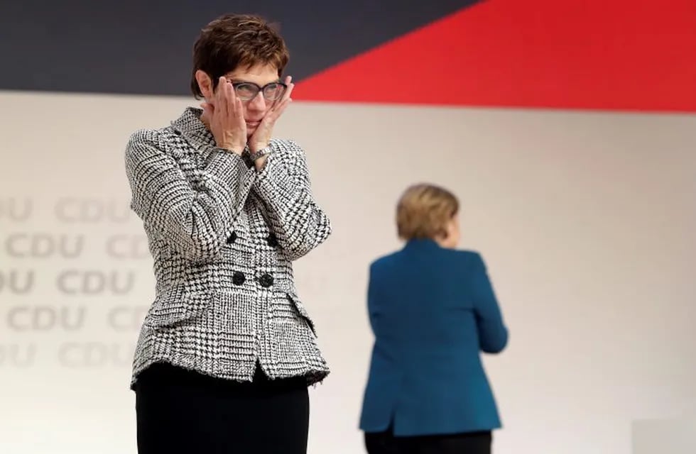 Newly elected CDU chairwoman Annegret Kramp-Karrenbauer, left, reacts during the party convention of the Christian Democratic Party CDU in Hamburg, Germany, Friday, Dec. 7, 2018, after German Chancellor Angela Merkel, right, didn't run again for party chairmanship after more than 18 years at the helm of the party. (AP Photo/Michael Sohn) alemania Annegret Kramp Karrenbauer angela merkel congreso del partido de la Union Democrata Cristiana eleccion de la nueva lider del partido politicos