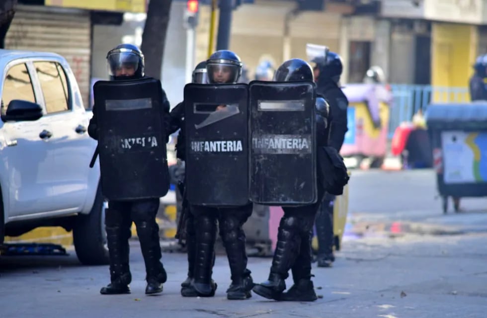 Incidentes en el centro de la ciudad de Córdoba mientras esperan la llegada del presidente Javier Milei. (José Gabriel Hernández / La Voz)