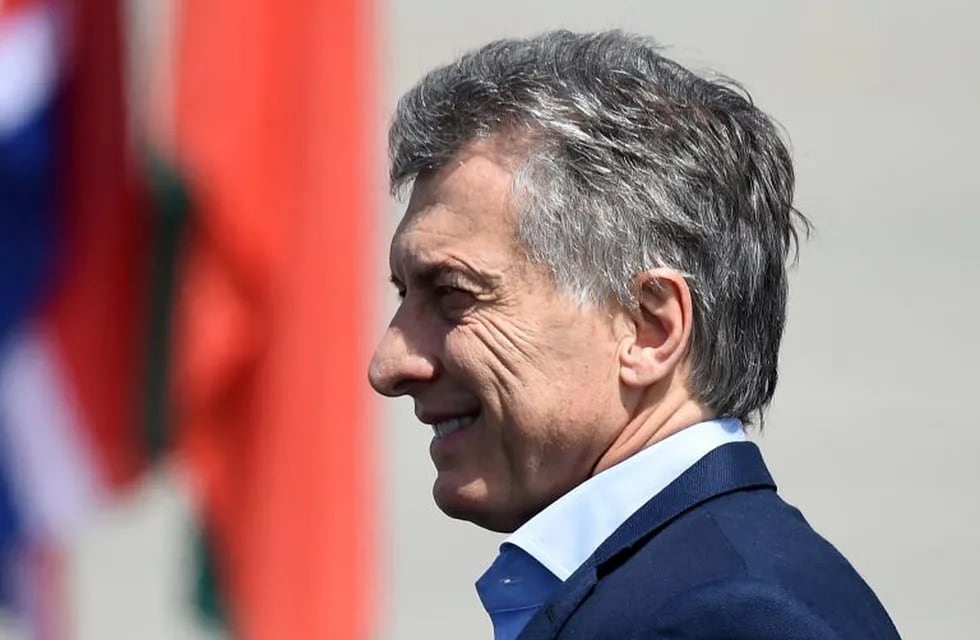 Argentina´s President Mauricio Macri arrives at the airport in Hamburg, northern Germany on July 6, 2017 to attend the G20 meeting. \nLeaders of the world's top economies will gather from July 7 to 8, 2017 in Germany for likely the stormiest G20 summit in years, with disagreements ranging from wars to climate change and global trade. / AFP PHOTO / Christof STACHE