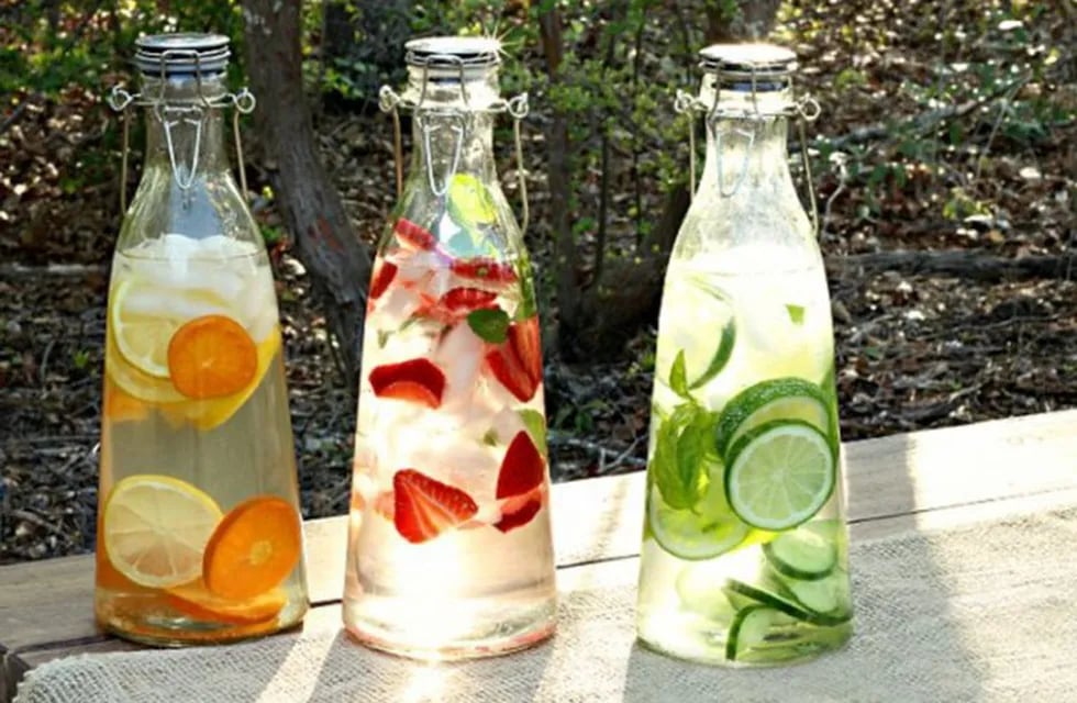 Especialistas recomiendan agregar frutas o hierbas a la jarra de agua, y armar una rutina para llegar a los 8 vasos diarios.