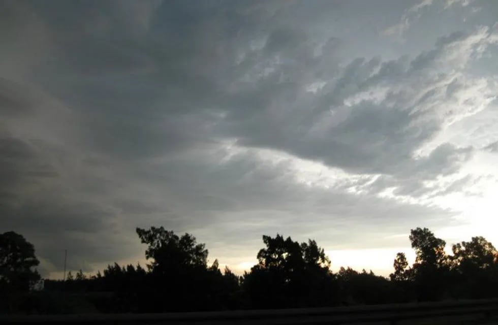 El pronóstico excluye la chance de ver el cielo despejado al menos hasta el miércoles.