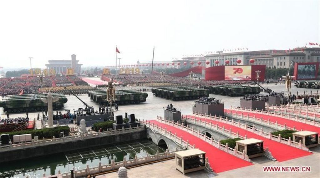 Desfile militar durante los festejos en Tian'anmen.