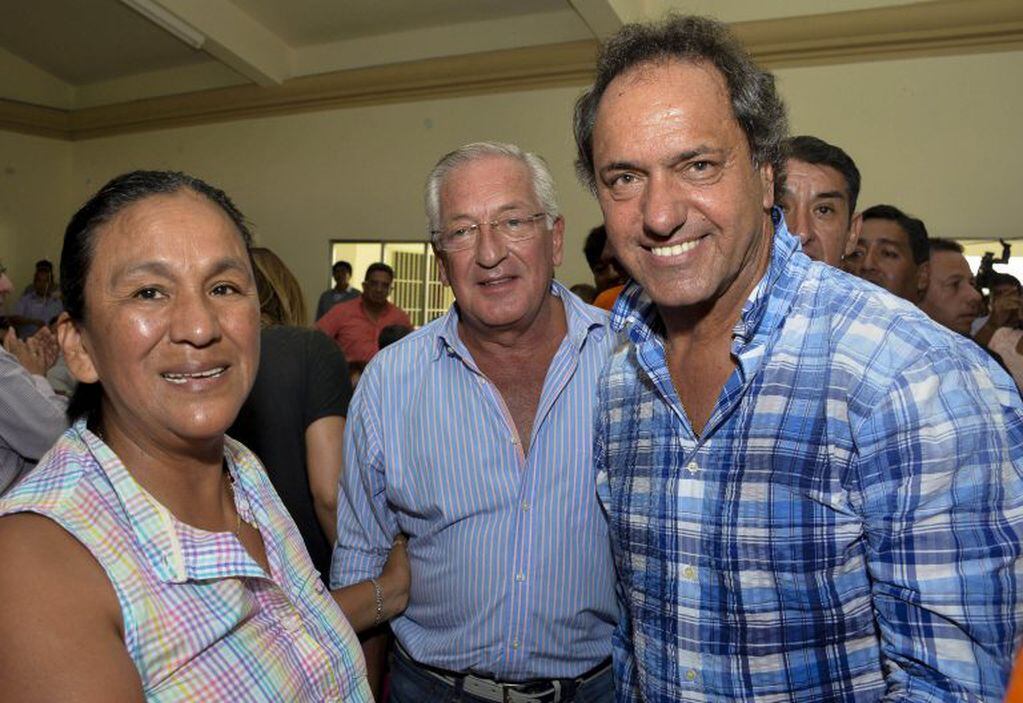 Milagro Sala, Eduardo Fellner y Daniel Scioli, en fotografía de archivo tomada el 12/04/15 en el Club Santo Domingo, de Perico (Jujuy).