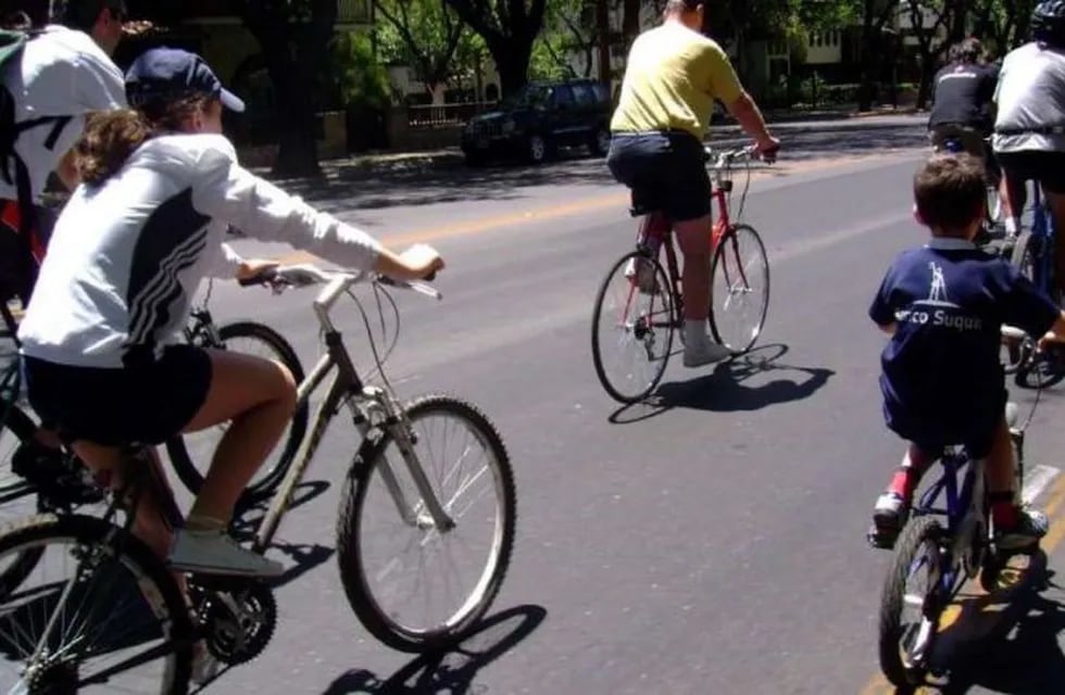 Un grupo de aficionados de la bicicleta organiza un paseo por la ciudad