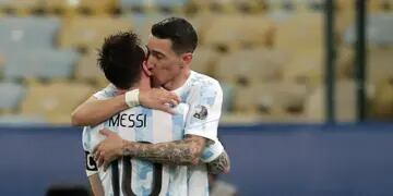 Ángel Di Mar celebra el gol de la final con Lionel Messi