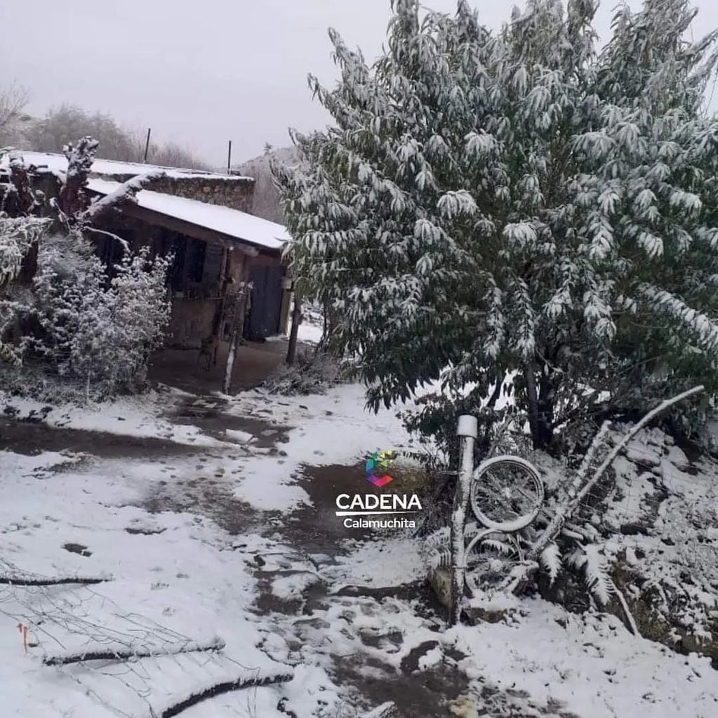 La localidad de Calamuchita quedó teñida de blanco tras la intensa nevada.