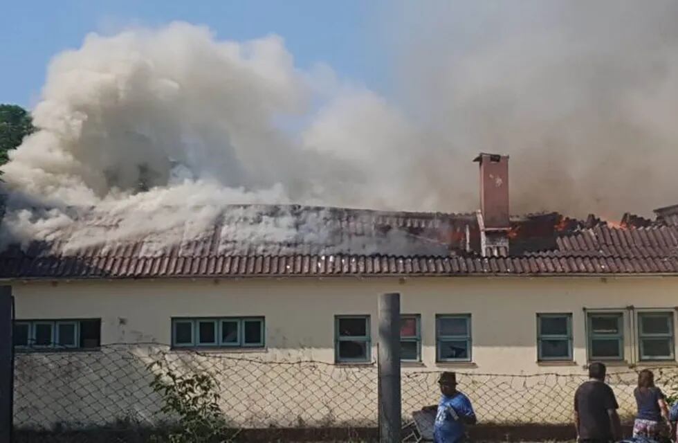 Escuela de Empedrado completamente quemada.