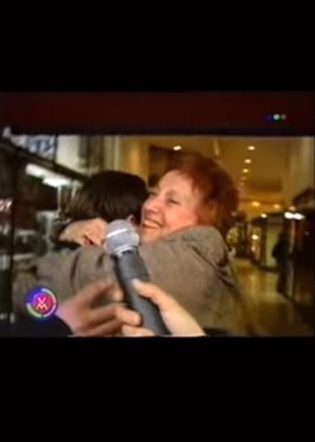 Pablo Granados abraza a la mamá de Darín