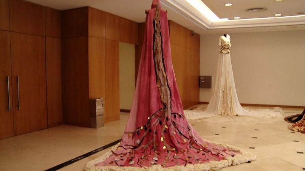 Los vestidos los confeccionó el diseñador Mohamed Lamyne.
