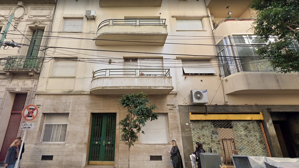 El cuerpo fue hallado en el barrio de Recoleta de la Ciudad de Buenos Aires, en el segundo piso de un edificio ubicado en la calle Montevideo al 900. Foto: Captura de Google Street View.