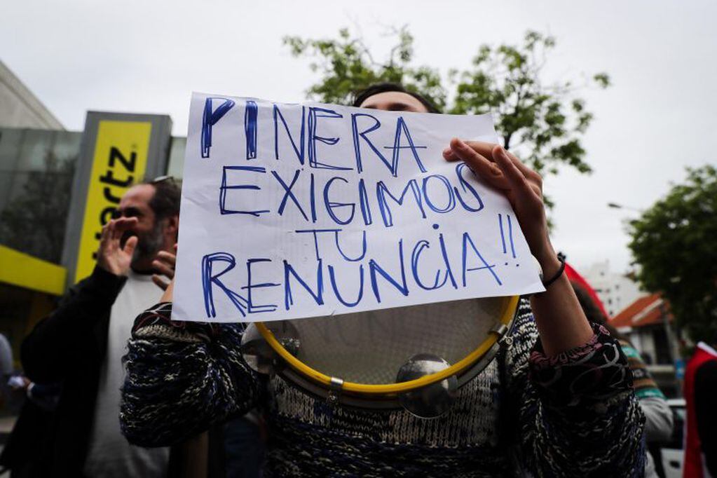 Manifestantes participan en una concentración en la que piden la renuncia del presidente Sebastián Piñera. EFE()