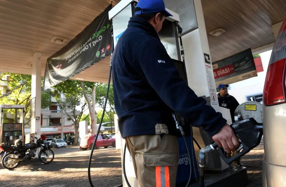 Los combustibles son uno de los que seguirán aumentando. (Marcelo Rolland / Los Andes)