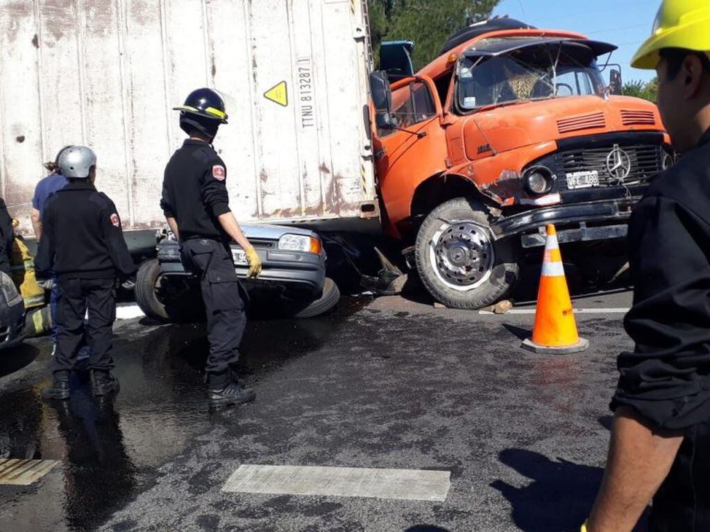 Un camión volcó en Circunvalación y Avenida del Rosario. (@belitaonline)