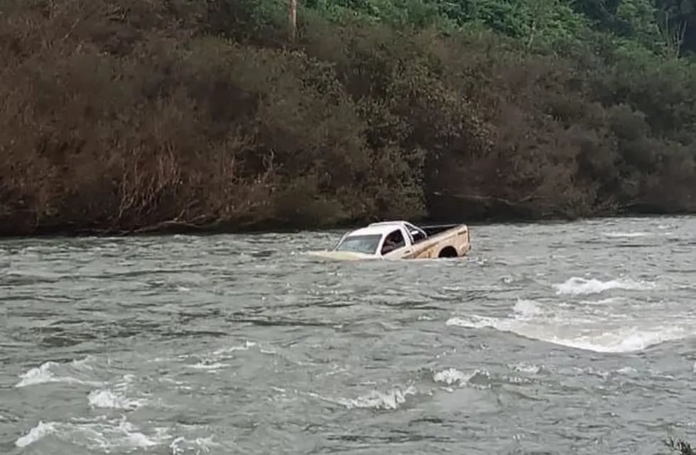 Rescatan a dos vecinos de El Soberbio tras caer con su camioneta en el arroyo Yabotí,