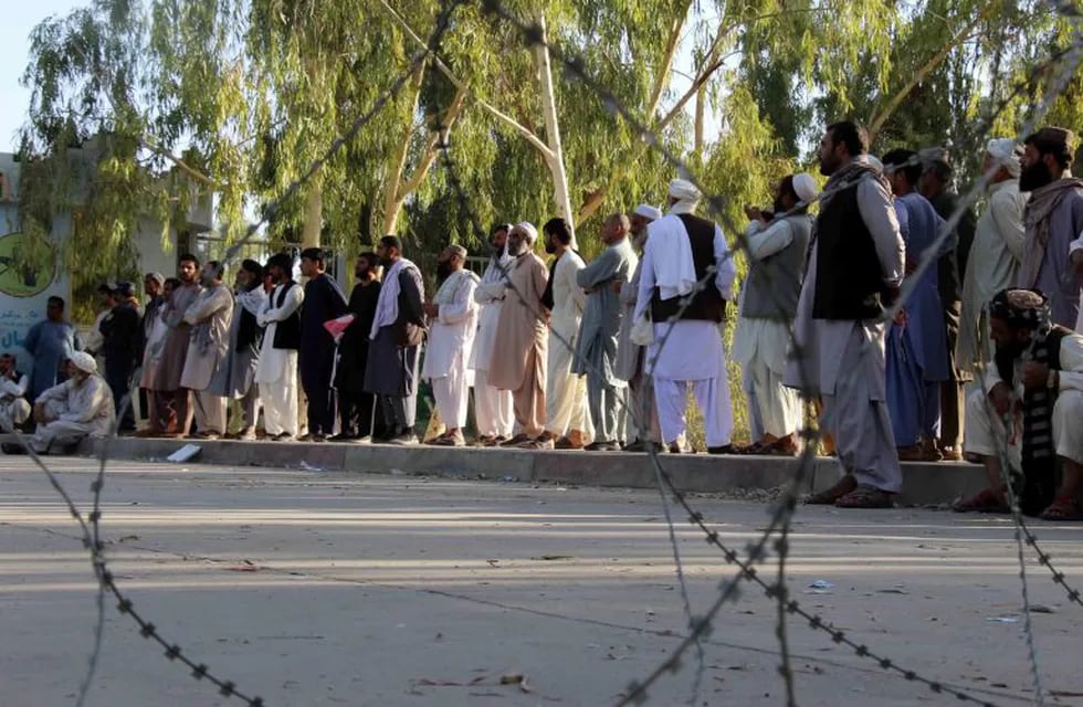 Kandahar (Afghanistan), 28/09/2019.- Afghan voters line up to cast their ballot during the presidential elections, in Kandahar, Afghanistan, 28 September 2019. The Afghan presidential elections will take place nationwide on 28 September amidst a maximum security alert over the looming threat of violence by Taliban insurgency. A national peace and a stronger economy are Afghan voters' main concerns as the country heads to the polls for its fourth presidential election since the fall of the Taliban regime in 2001. (Elecciones, Afganistán) EFE/EPA/MUHAMMAD SADIQ