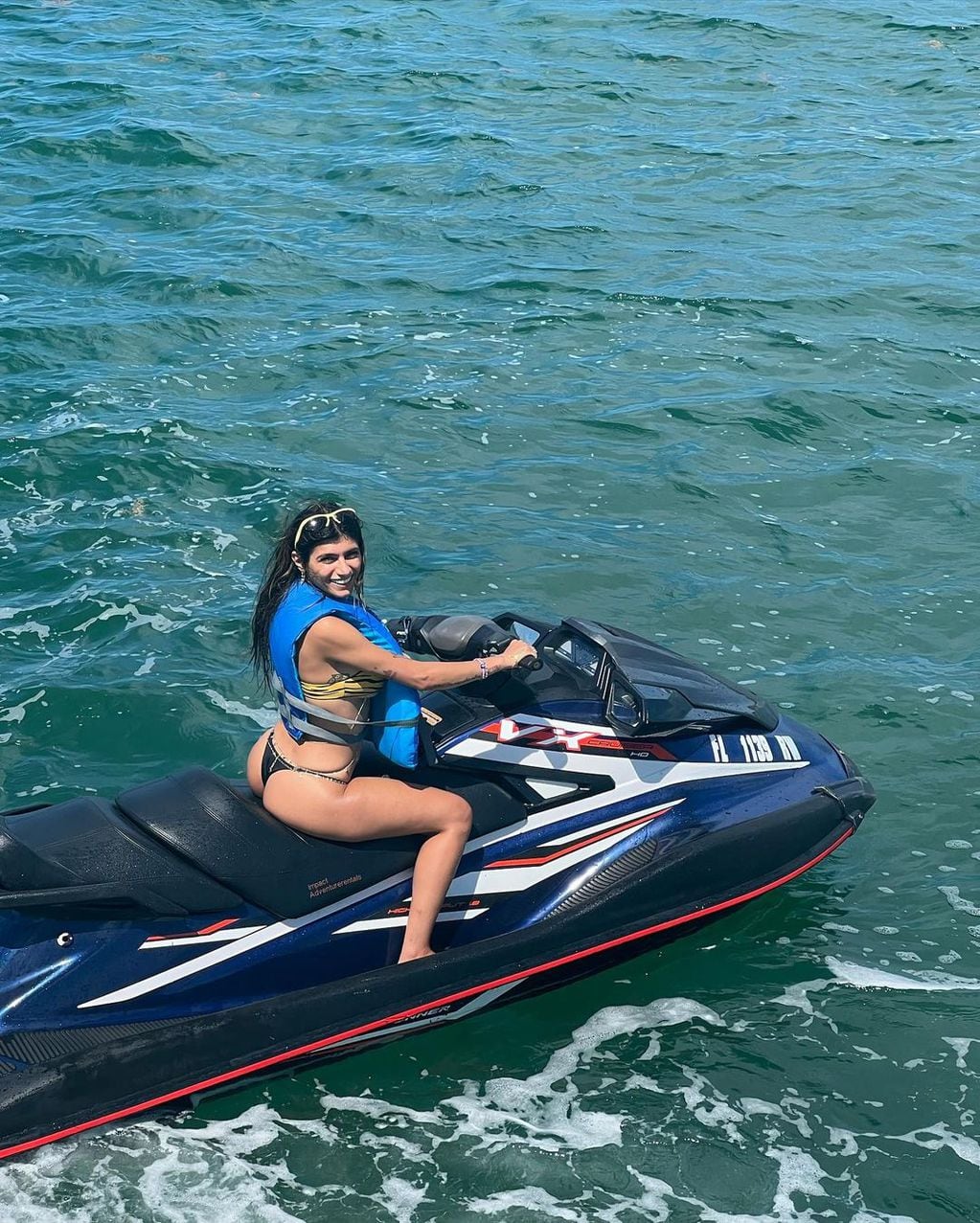 Mia Khalifa se subió a una moto de agua y a pura velocidad disfrutó de un día en bikini.