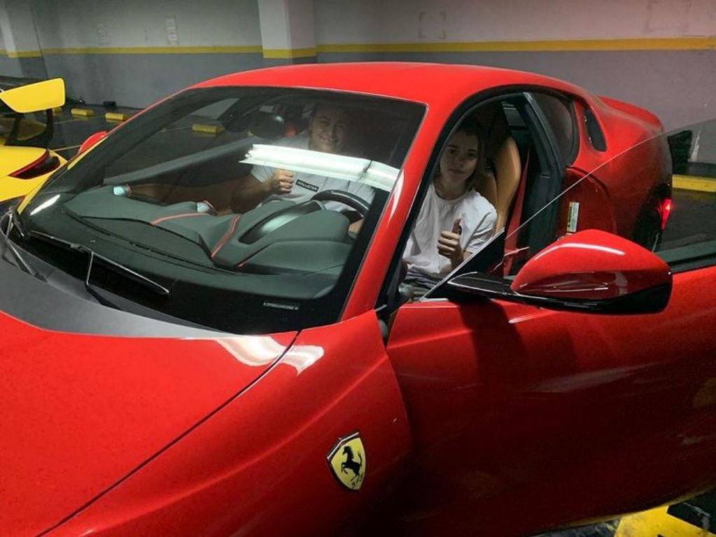 Felipe Fort se subió a un auto de alta gama y lo mostró en las redes sociales (Foto: Instagram/ felipe_fort_)