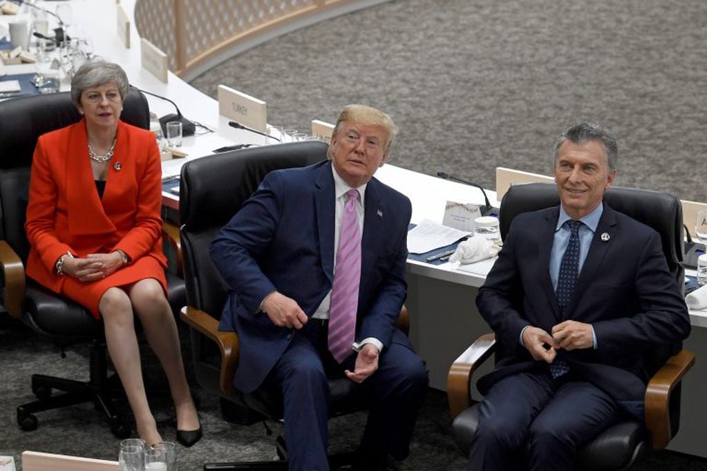 Mauricio Macri, sentado entre el presidente de Estados Unidos, Donald Trump, y el japonés Shinzo Abe (AP Photo/Susan Walsh)